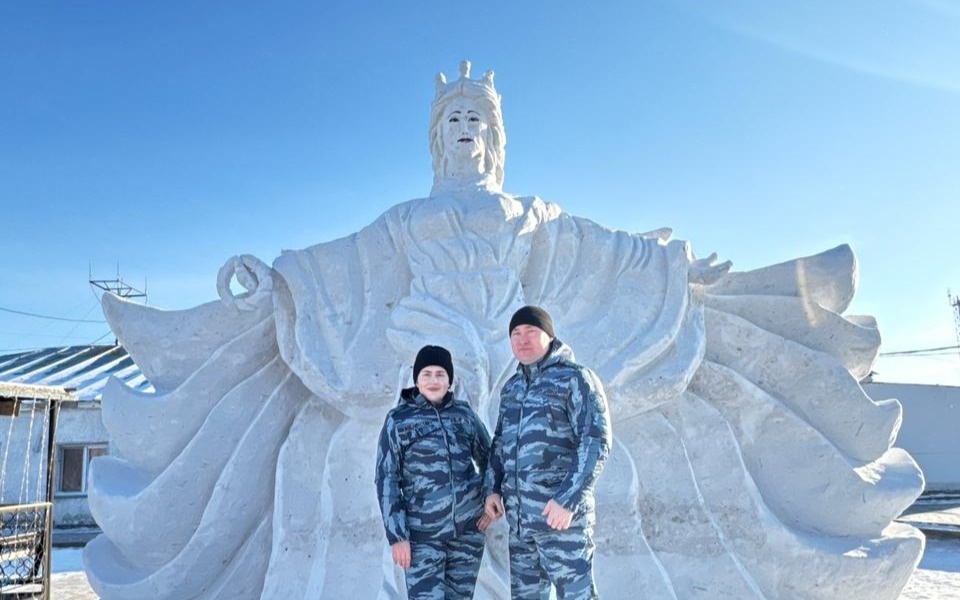 Зимний-двор-в-новогоднюю-галерею-превратили-осужденные-в-Караганде
