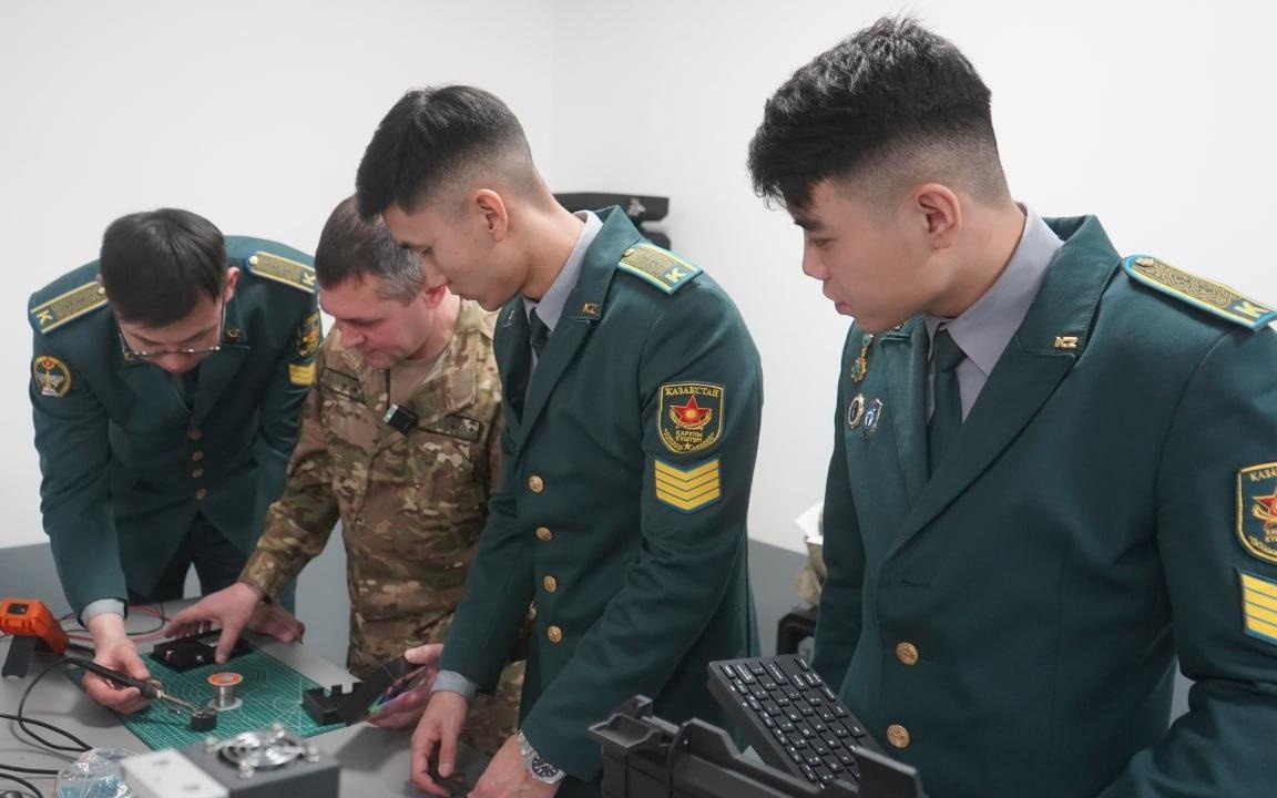 Курсанты-в-Казахстане-создают-учебные-модели-для-изучения-авиабезопасности-и-связи