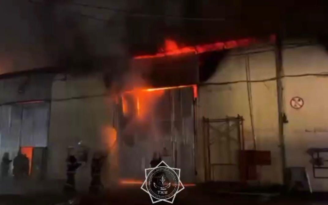 Пожар-на-складе-в-Алматы:-что-известно