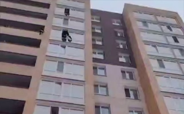 Альпинистское-снаряжение-понадобилось-спасателям,-чтобы-спасти-малышей-в-Астане