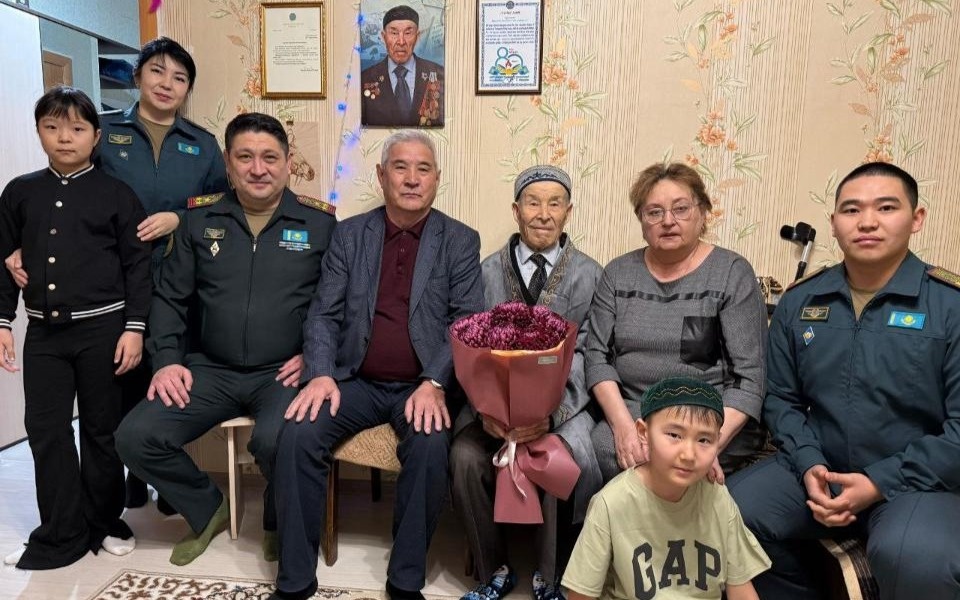 Военнослужащие-в-Костанае-поздравили-ветерана-войны-с-вековым-юбилеем