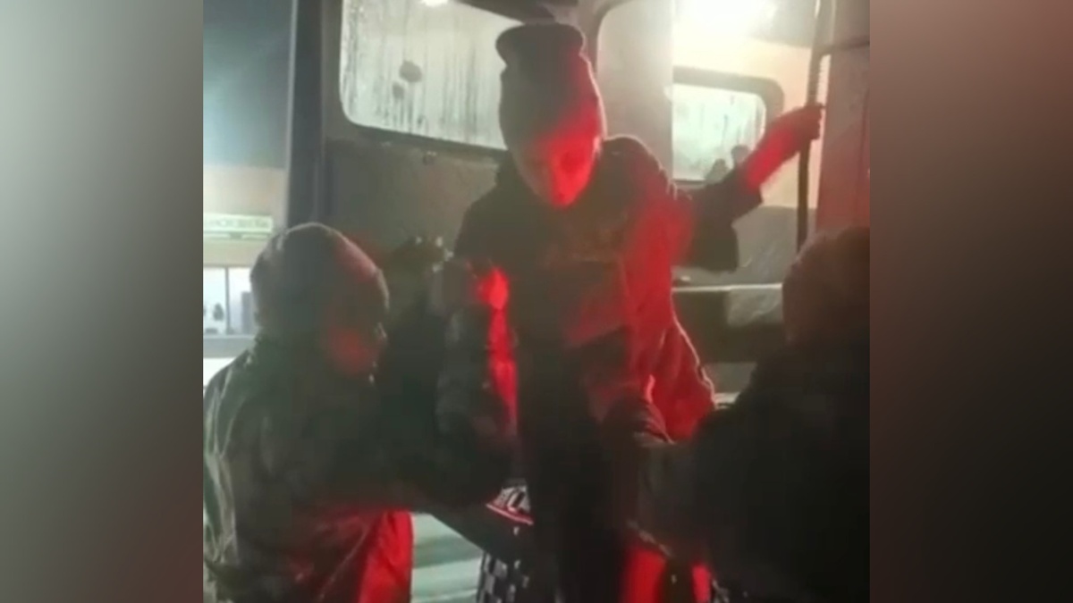 Пять-машин-и-12-пассажиров-эвакуировали-спасатели-из-снежного-заноса