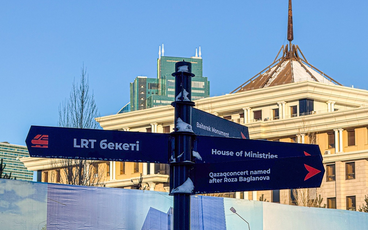 Навигационные-указатели-к-станциям-lrt-установили-в-Астане