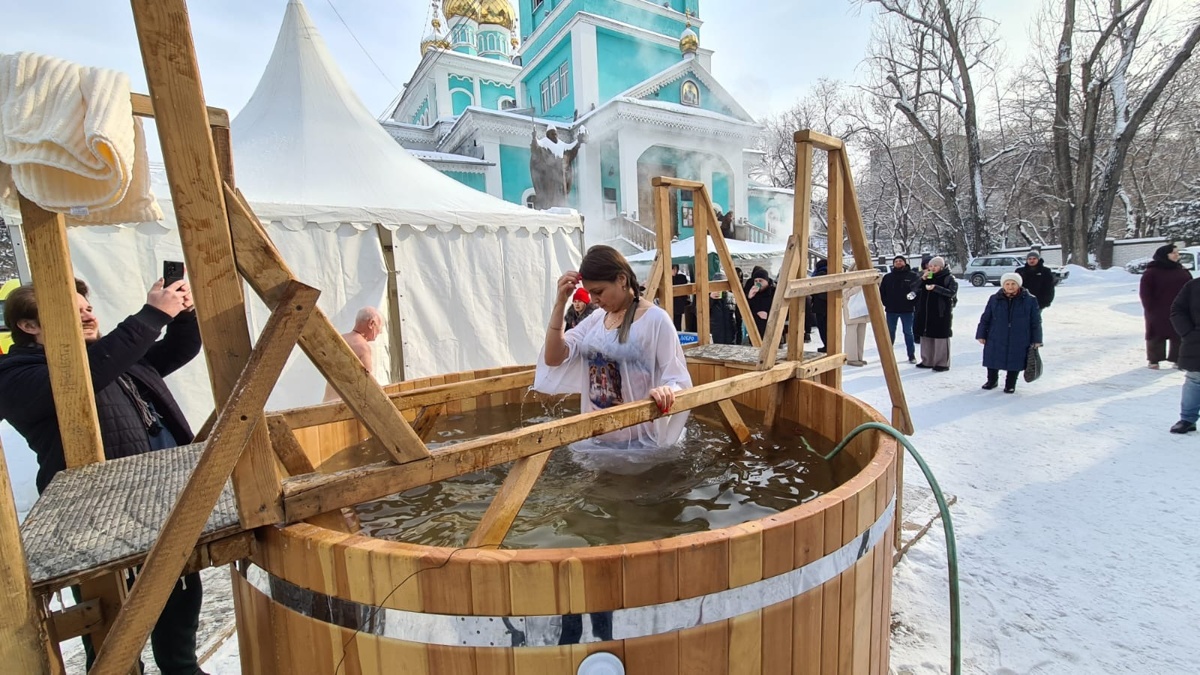 Как-проходят-крещенские-купания-в-Алматы