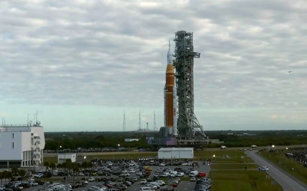 nasa-готовит-старт-ракеты-с-астронавтами-к-Луне