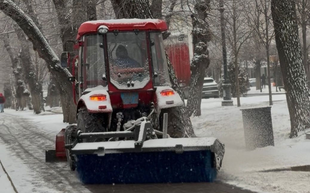 Сильный-снегопад-в-Алматы:-на-уборку-улиц-вышли-около-двух-тысяч-рабочих