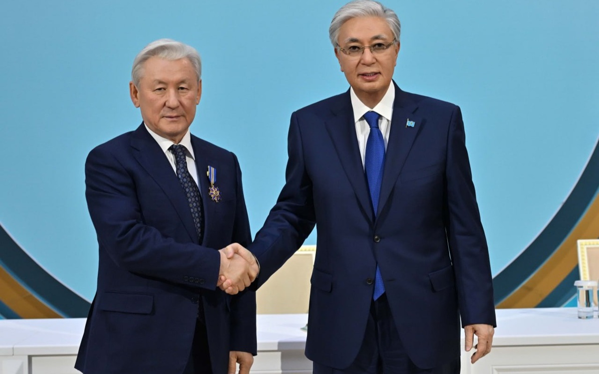 Президент-наградил-активных-участников-Национального-курултая
