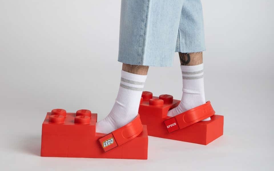 lego-и-crocs-выпустили-сабо-в-виде-культового-кирпичика