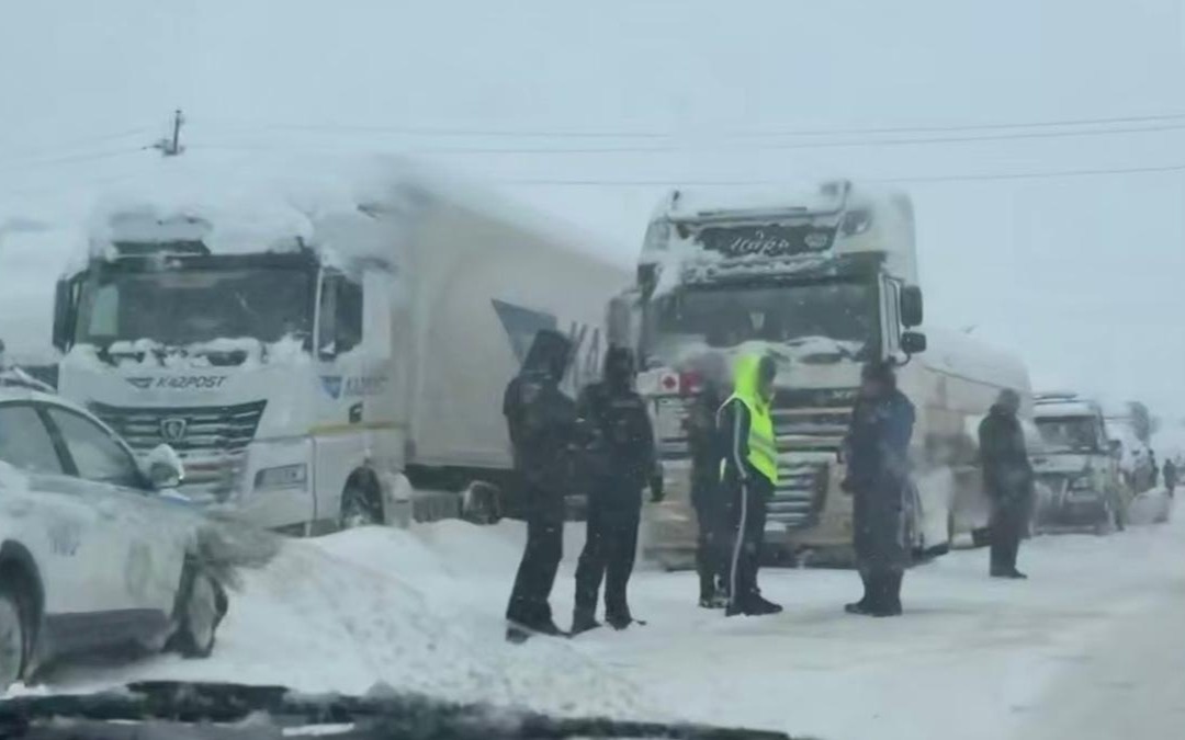 Около-2200-автомобилей-оказались-в-снежных-заторах-в-Жамбылской-области