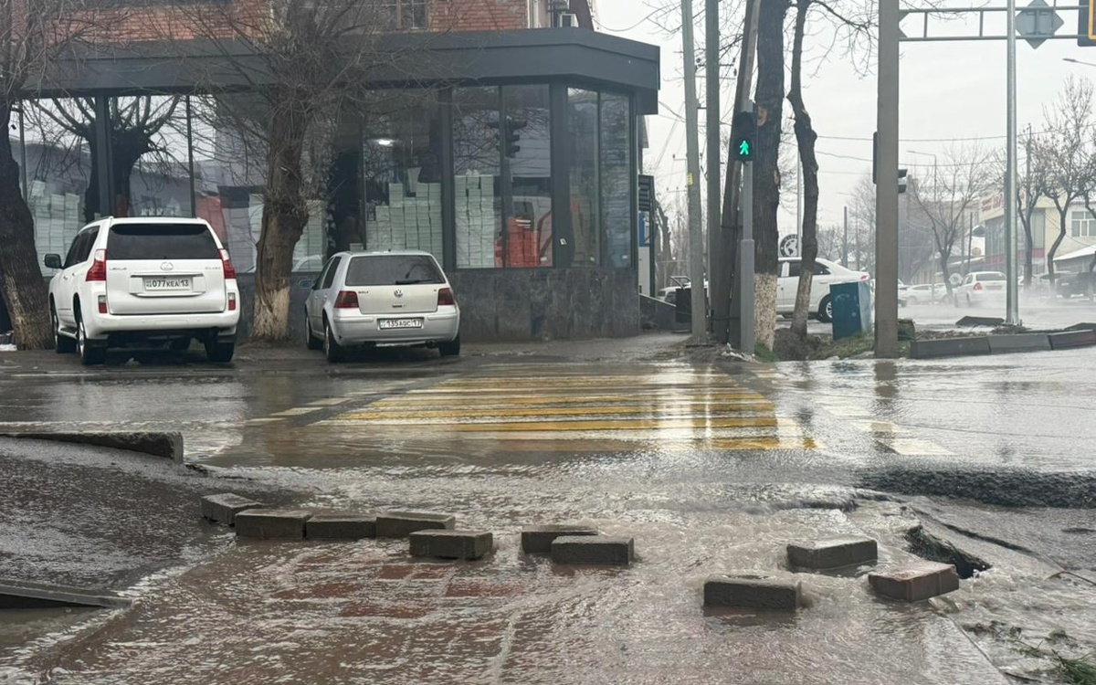 Шымкент-под-водой:-река-Кошкарата-грозит-выйти-из-берегов