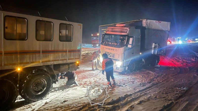 80-авто-вызволили-из-снежных-заносов-в-Жамбылской-области