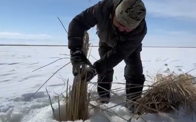 На-озере-Зайсан-в-ВКО-бурят-лед,-чтобы-спасти-рыбу