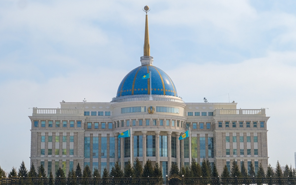 Касым-Жомарт-Токаев-осудил-ракетные-обстрелы-с-иранской-территории-по-ОАЭ