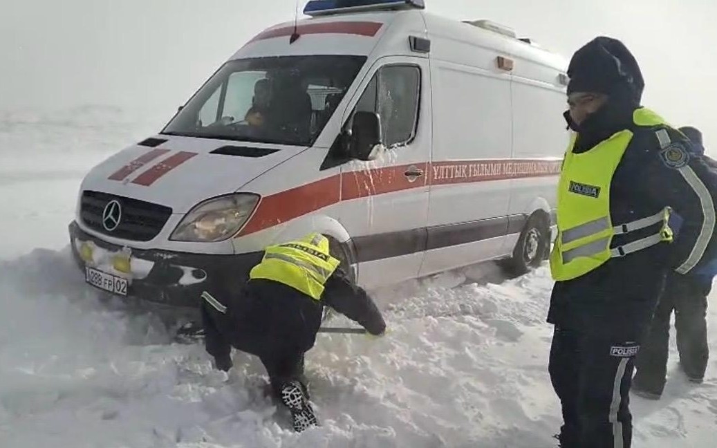 Свыше-3,5-тысячи-машин-сопроводили-полицейские-во-время-бурана-на-трассе-Караганда-—-Астана