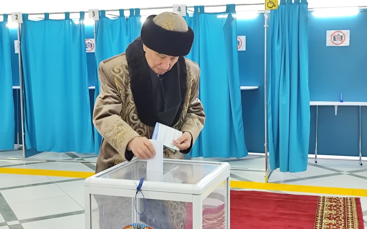 Бата-дал-аксакал-кокшетауцам-на-референдуме-по-новой-Конституции-РК
