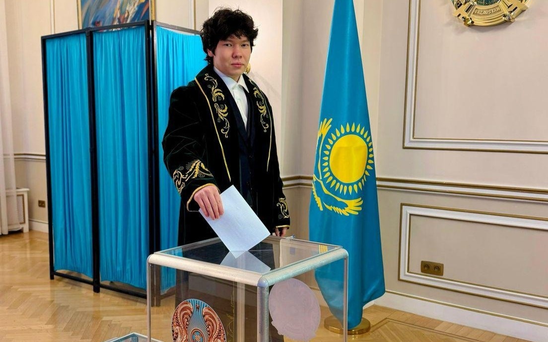 Студент-из-Казахстана-проголосовал-на-референдуме-в-Брюсселе-в-национальной-одежде