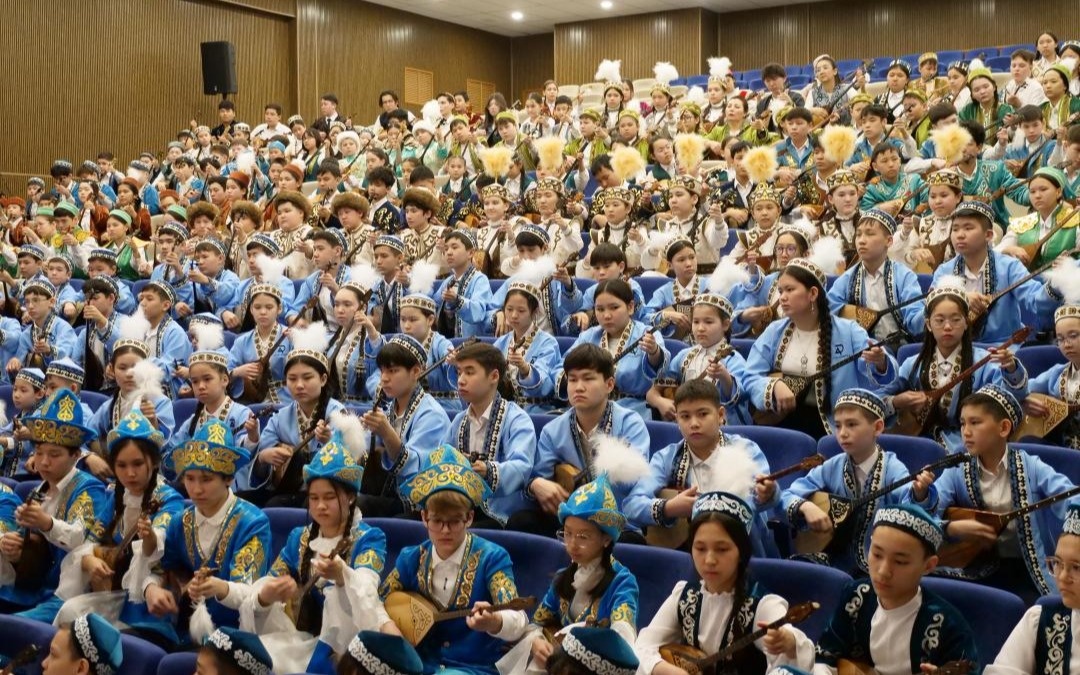 Полмиллиона-детей-по-всему-Казахстану-одновременно-исполнили-народные-кюи