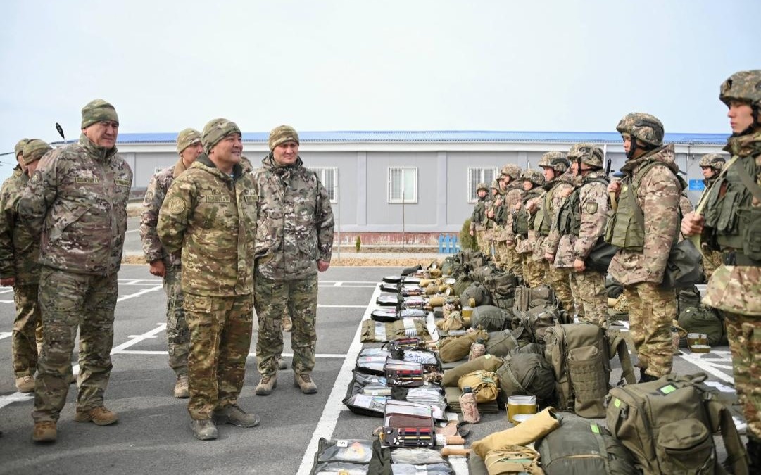 Начальник-Генштаба-проверил,-как-живут-моряки-на-кораблях-Военно-морских-сил-Казахстана