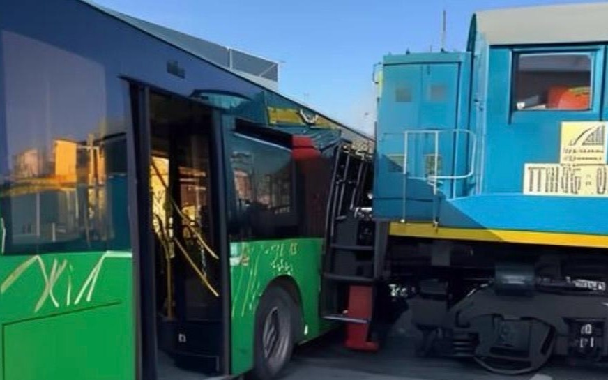 Автобус-столкнулся-с-поездом-под-Алматы:-есть-пострадавшие
