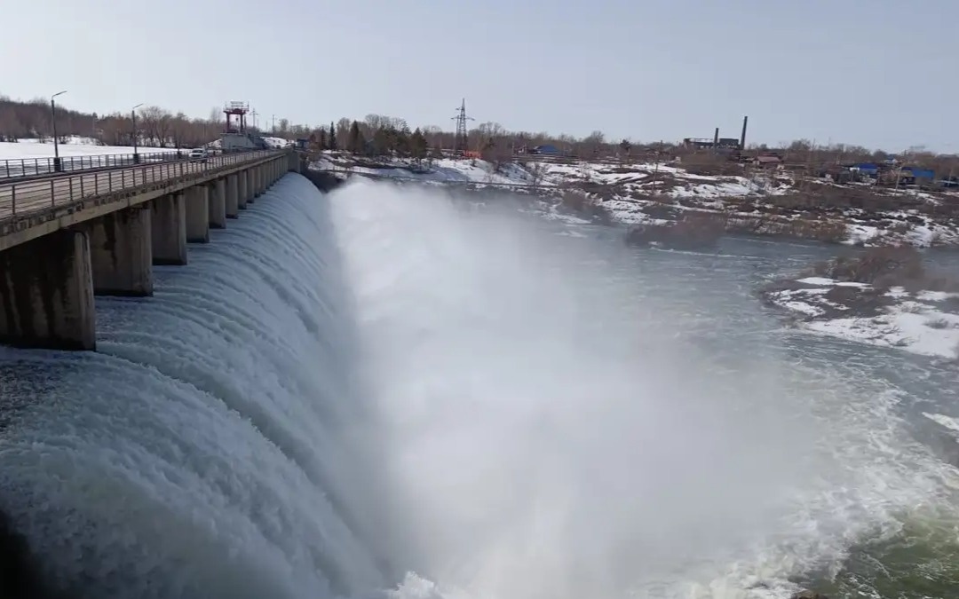 Сергеевское-водохранилище-в-СКО-переполнено,-начался-перелив