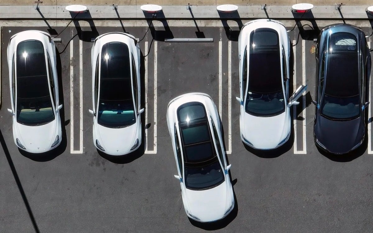 tesla-снова-возглавила-мировой-рынок-электромобилей,-обогнав-китайскую-byd