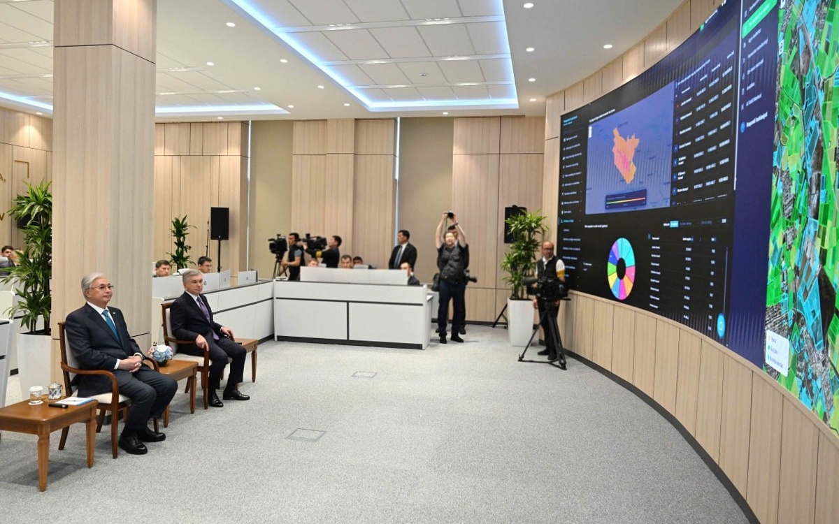 Президенты-Казахстана-и-Узбекистана-ознакомились-с-работой-ситуационного-центра-в-Бухаре