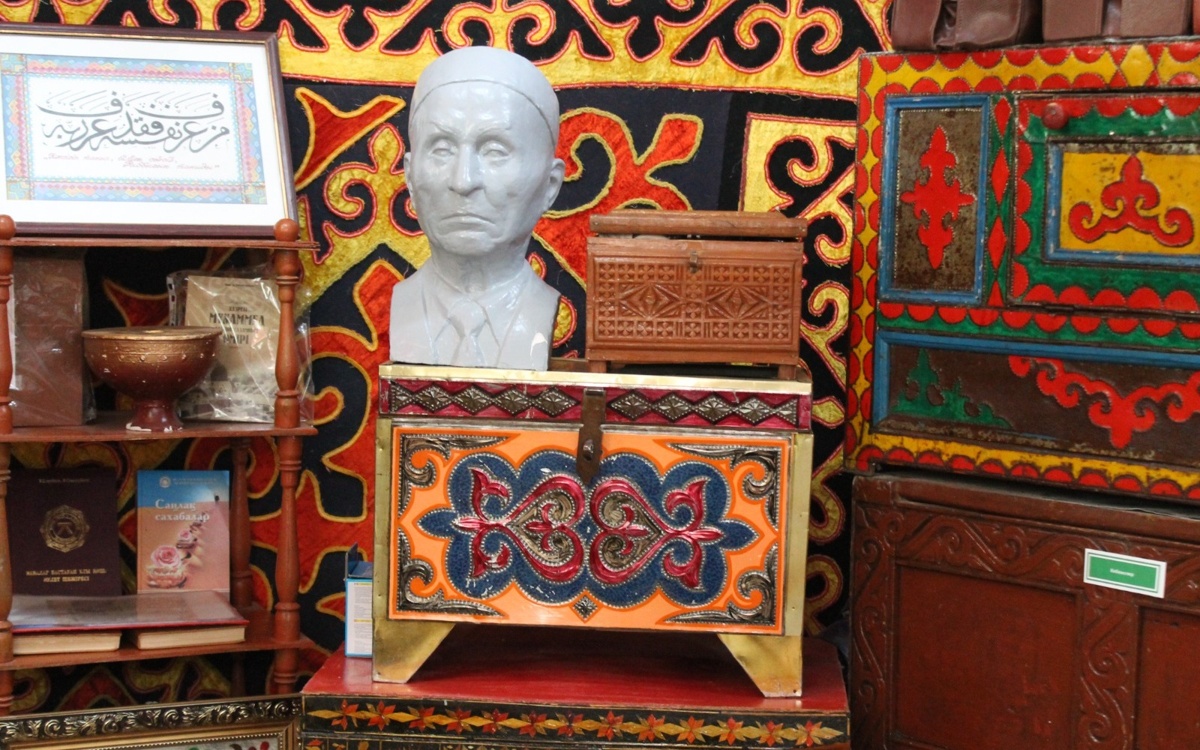 Кызылординский-педагог-собрала-около-2000-экспонатов-в-50-чемоданах