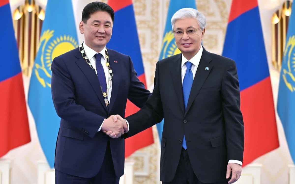 Касым-Жомарт-Токаев-наградил-Ухнаагийна-Хурэлсуха-орденом-«Алтын-Қыран»