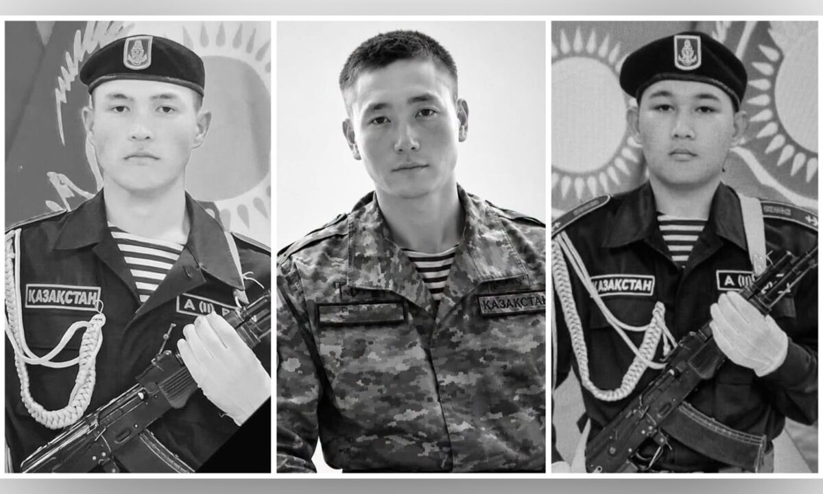 Церемония доставки тел погибших на Каспии военнослужащих в аэропорту Уральска