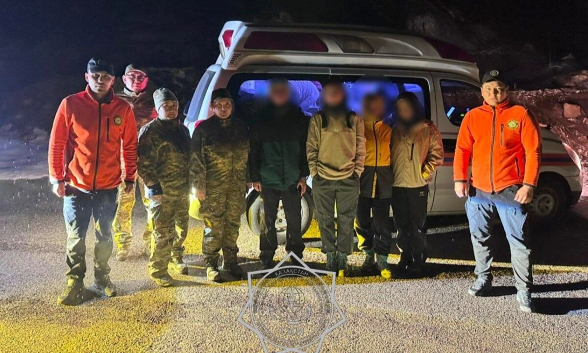 Спасатели сопровождают туристов в горах Алматинской области