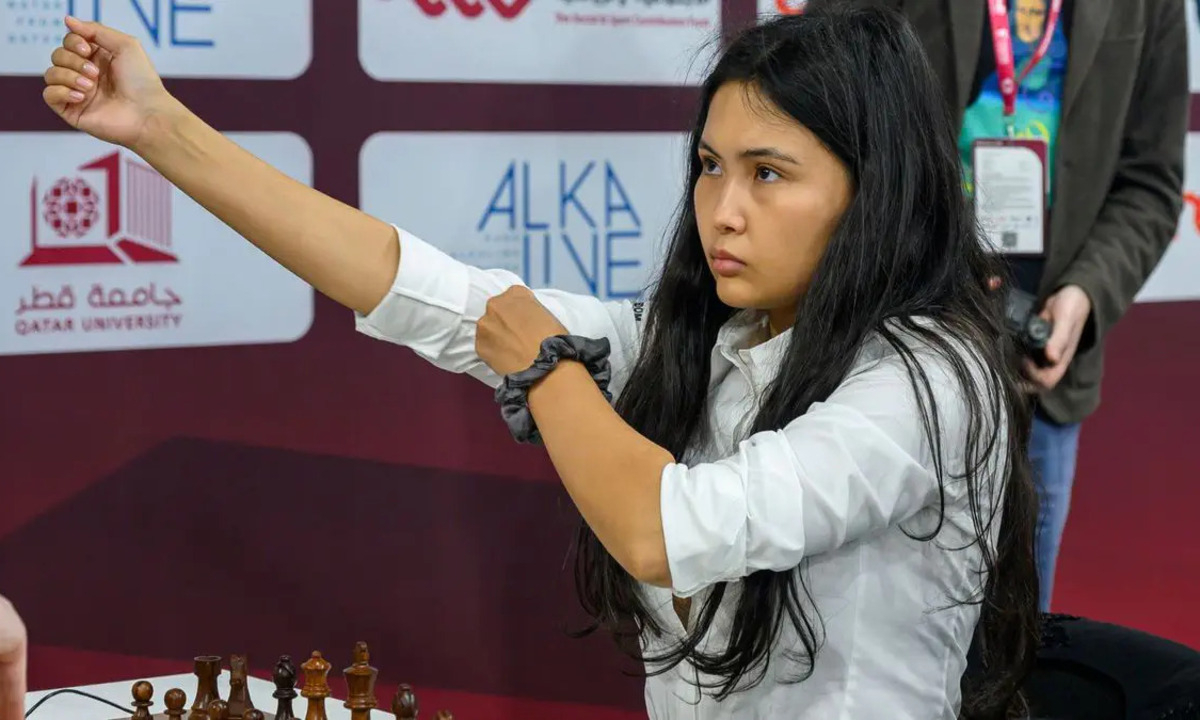Бибисара Асаубаева за доской на Global Chess League-2026 в Бенгалуру