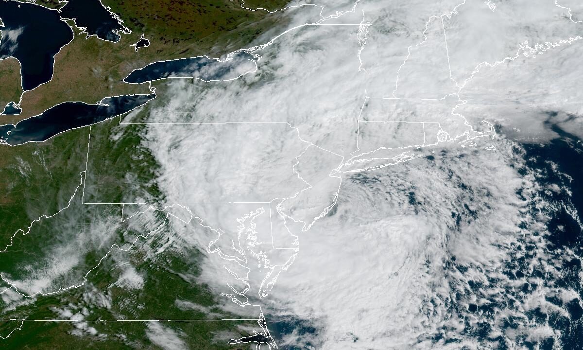 Спутниковый снимок NOAA: облачный вихрь над северо-востоком США