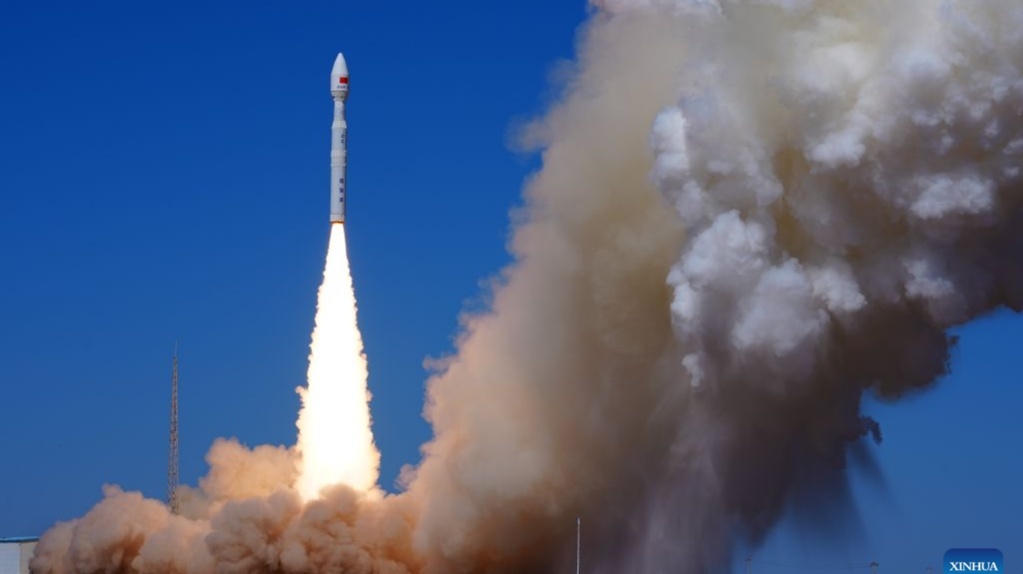 Старт китайской ракеты-носителя «Лицзянь-1» с девятью спутниками
