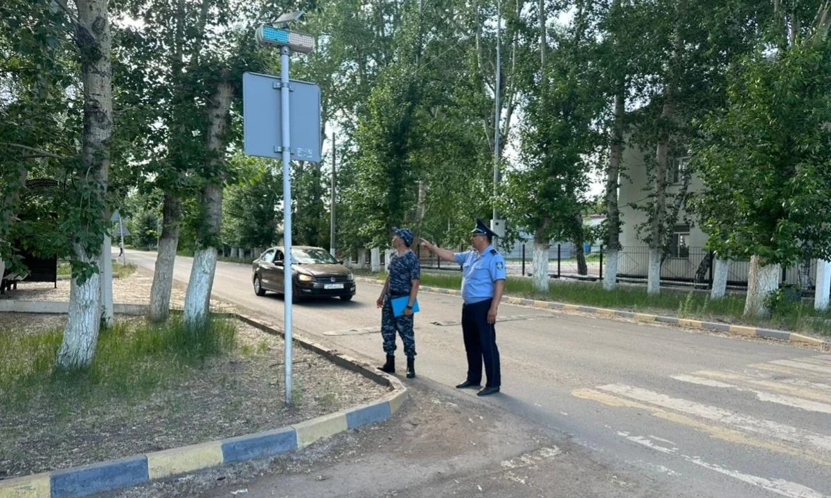 Полицейские обследуют улично-дорожную сеть у школы в Акмолинской области
