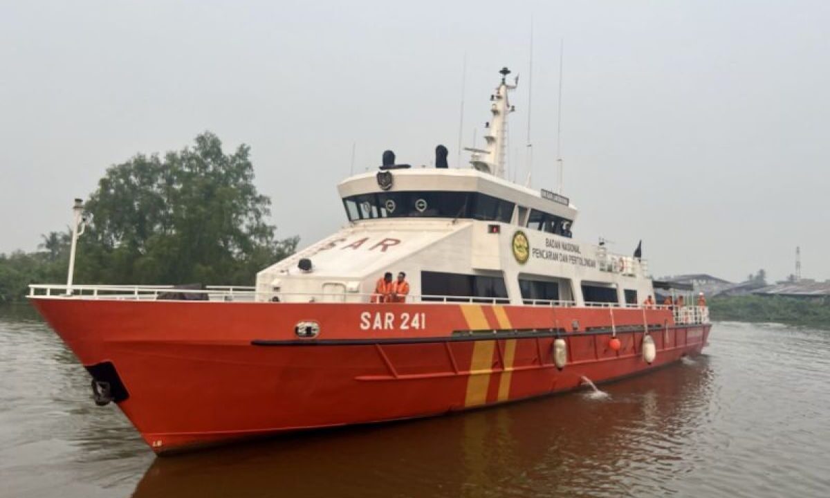 Более 100 человек спасли с судна в Яванском море