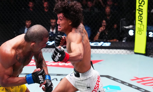 Росас броском нокаутировал Барселоса в главном бою UFC