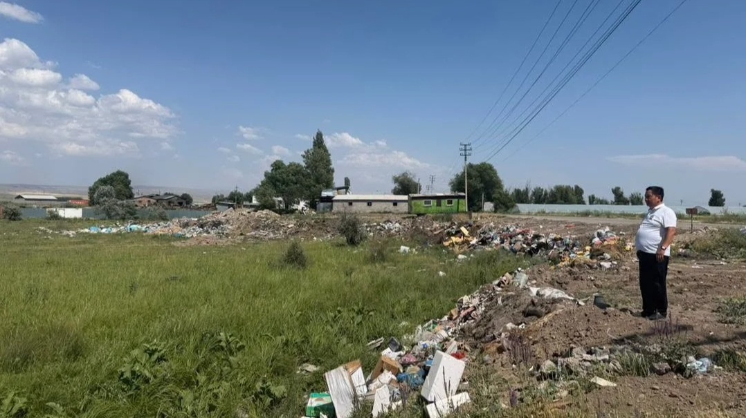 Стихийная свалка бытовых отходов в Кыргызстане