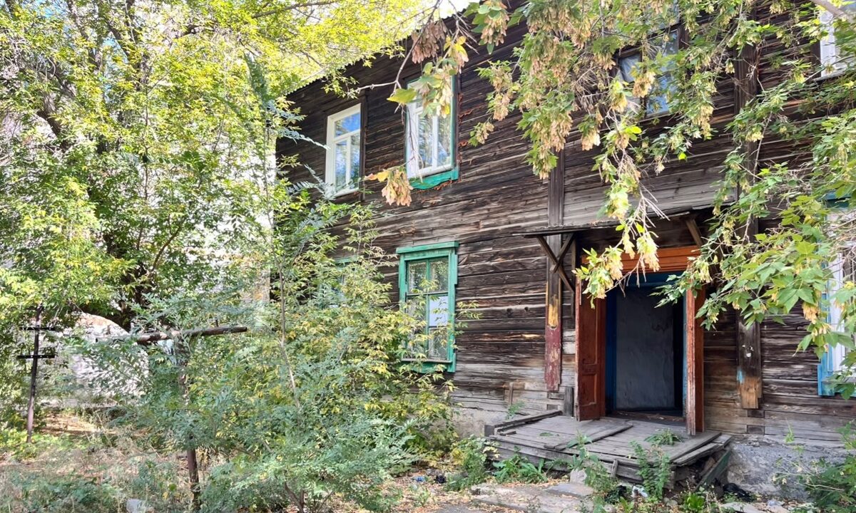 Деревянные двухэтажные бараки микрорайона «Затон» в Павлодаре, которые готовят к сносу