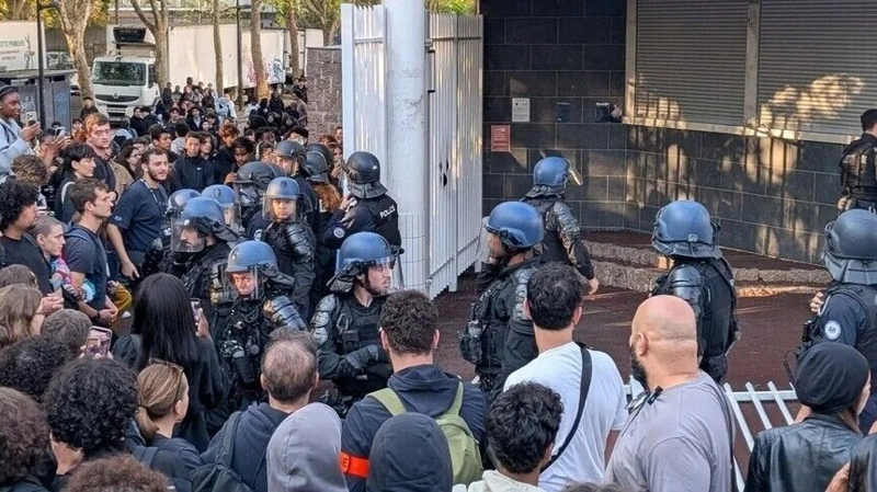 Французские старшеклассники блокируют вход в лицей во время протестов