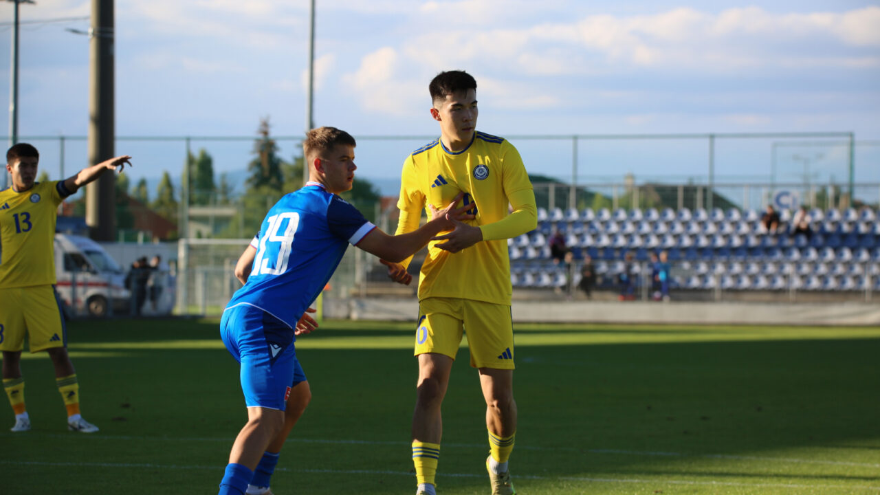 Футболисты юношеской сборной Казахстана U-19 в матче со Словакией на турнире Youth Nations Cup