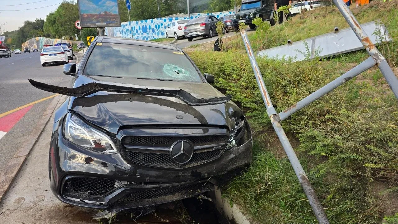 Место ДТП с участием трёх автомобилей на Восточной объездной дороге в Алматы