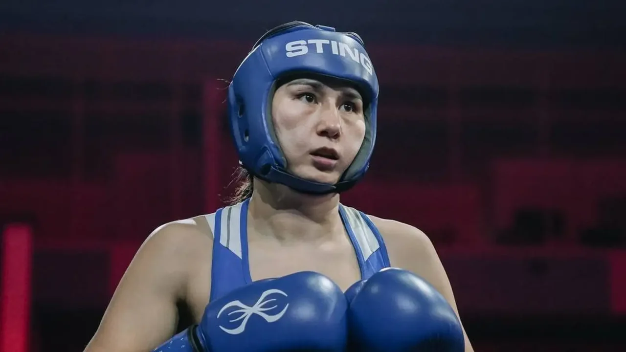 Казахстанская боксёрша Аида Абикеева на ринге