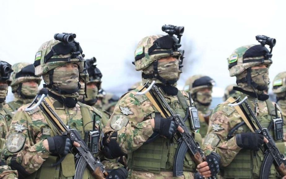 Призывники в Узбекистане перед военно-врачебным освидетельствованием