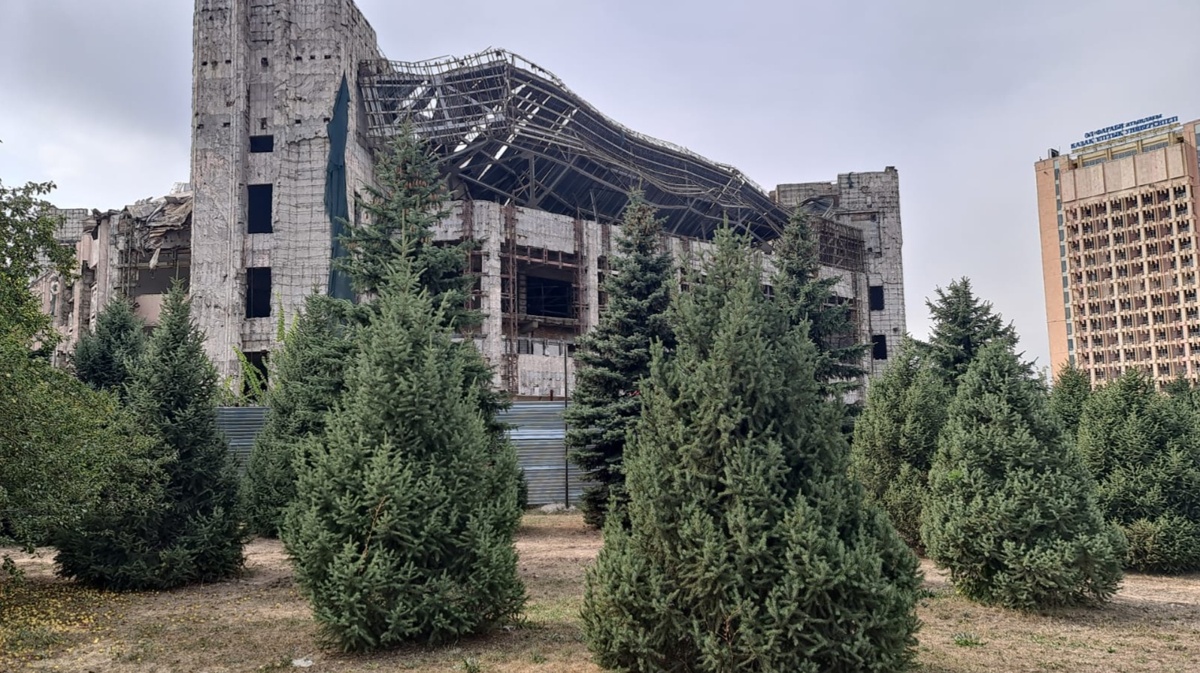Дворец студентов КазНУ в Алматы после частичного обрушения крыши