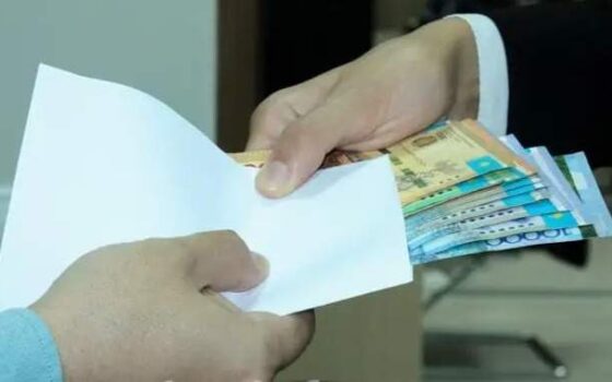 Курьера мошенников с 10 млн тенге задержали в Астане