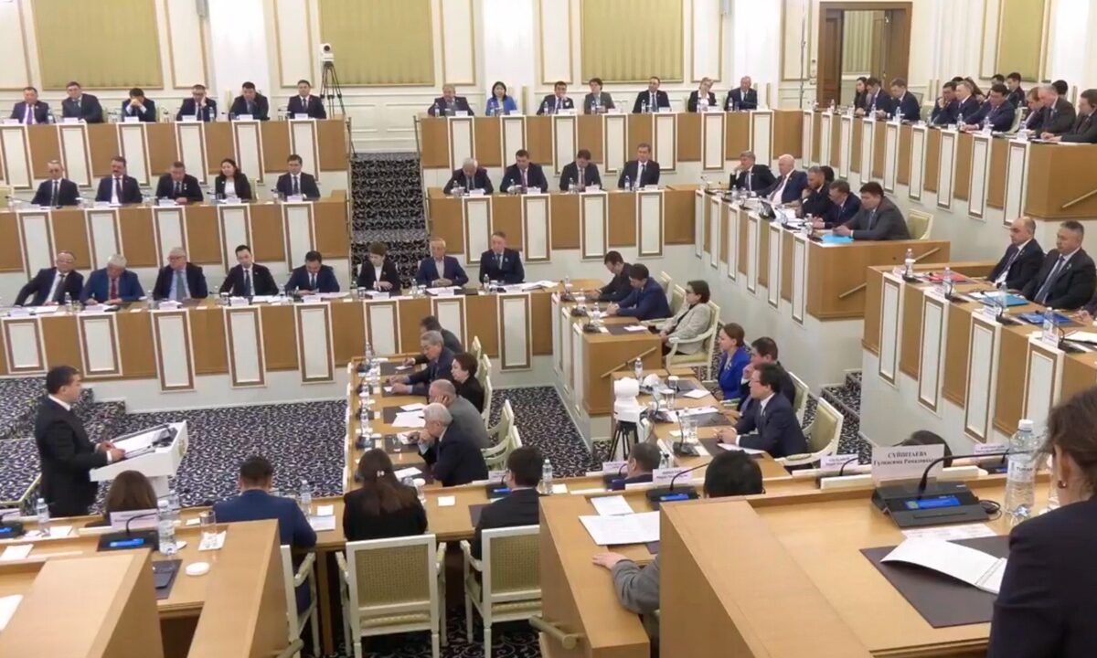 Полицейские задерживают мужчину, подозреваемого в гибели участкового инспектора