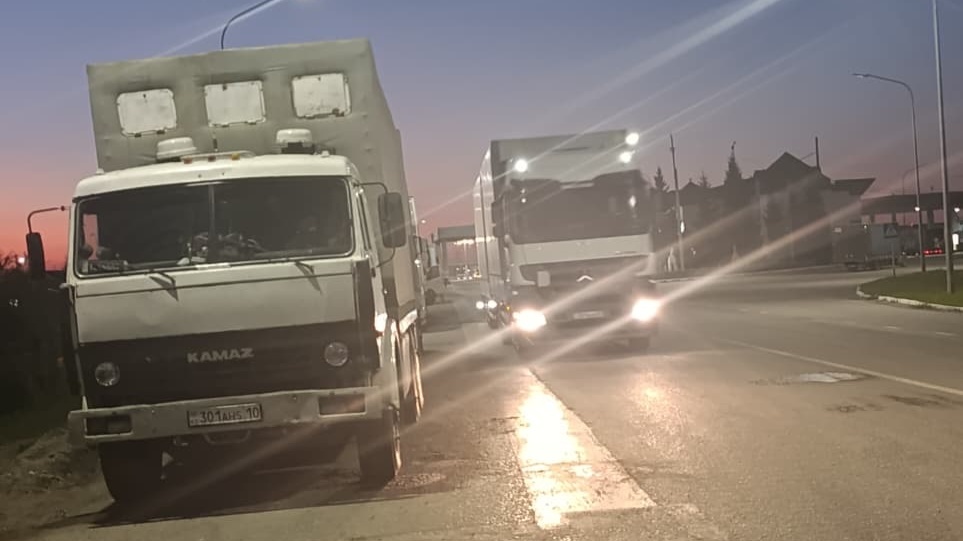 Колонна грузовиков в очереди на автомобильном пункте пропуска «Кайрак» в Костанайской области