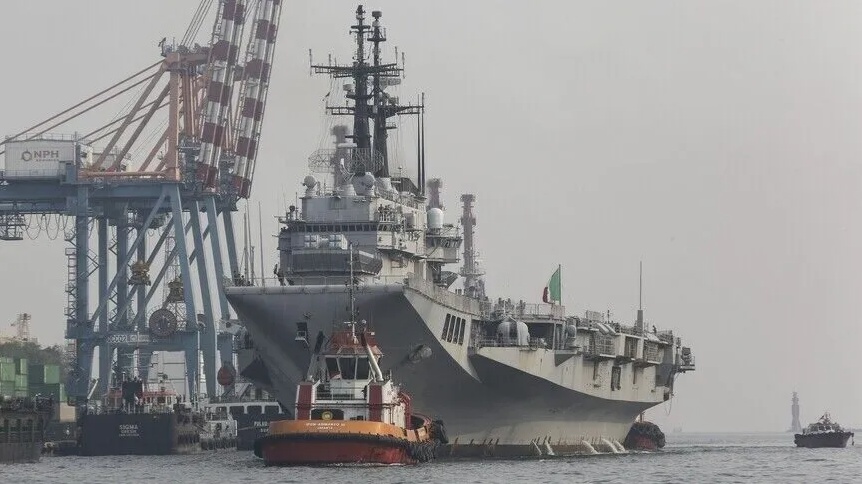 Авианосец KRI Sriwijaya в порту Танджунг-Приок в Джакарте