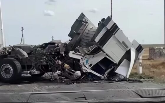 Грузовик врезался в тепловоз на трассе Карабутак — Костанай