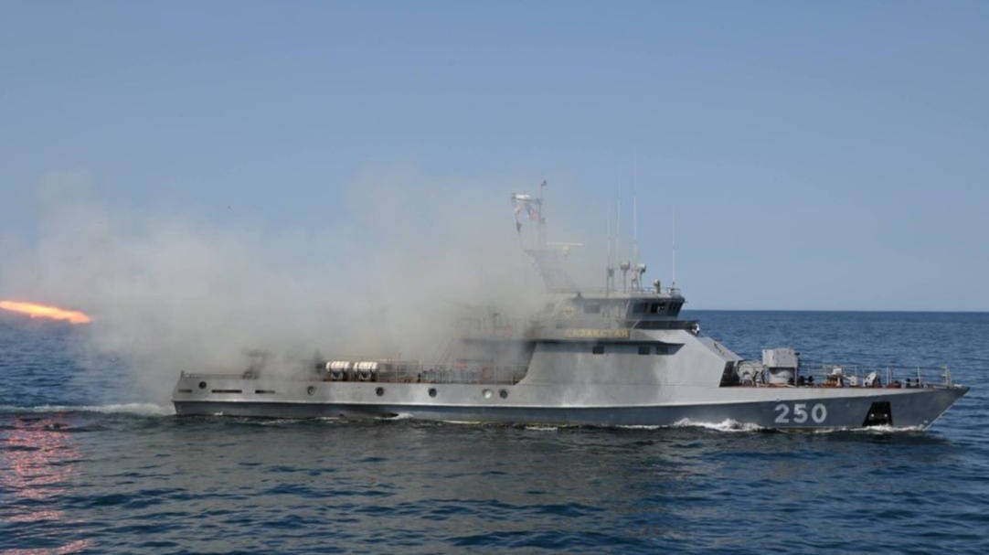 Корабль Военно-морских сил Казахстана на учениях в Каспийском море